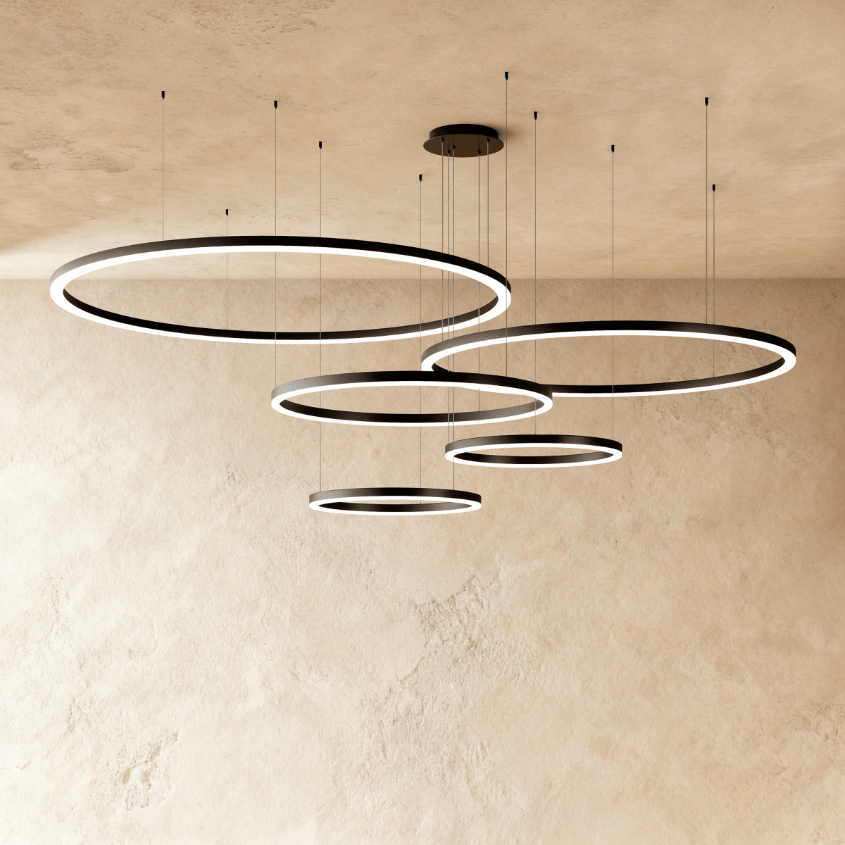 Żyrandol LED Nova Ring z polerowaną czarną żelazną ramą