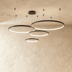 Lustr Aurora Circle s jemným halo osvětlením nad jídelním stolem