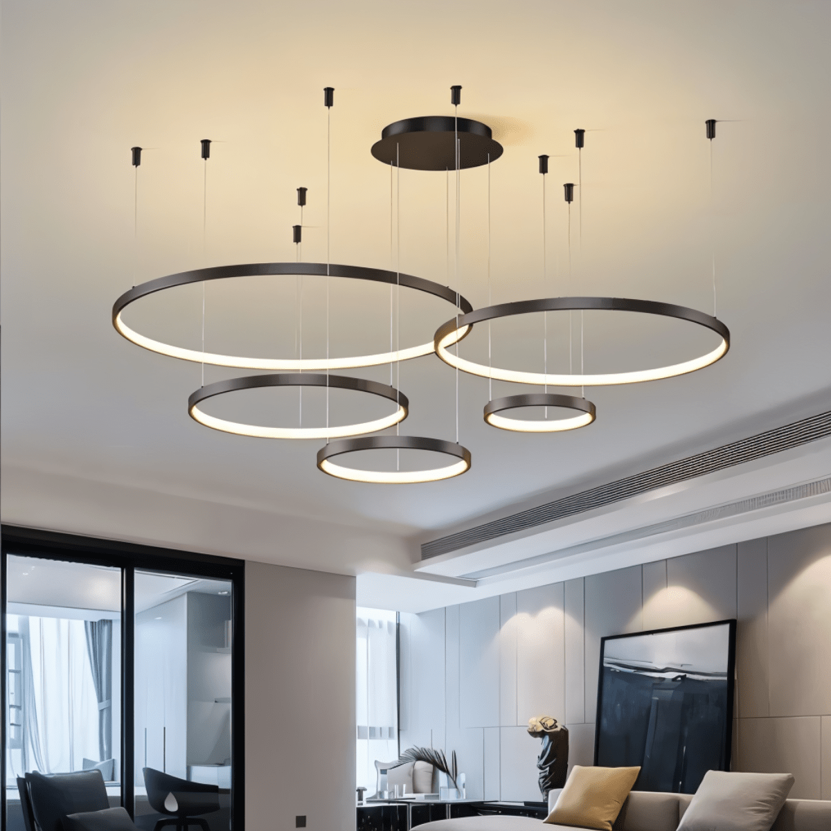 Lustr Aurora Circle s jemným halo osvětlením nad jídelním stolem