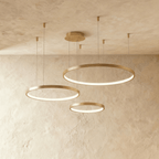 Lustr Aurora Circle s jemným halo osvětlením nad jídelním stolem