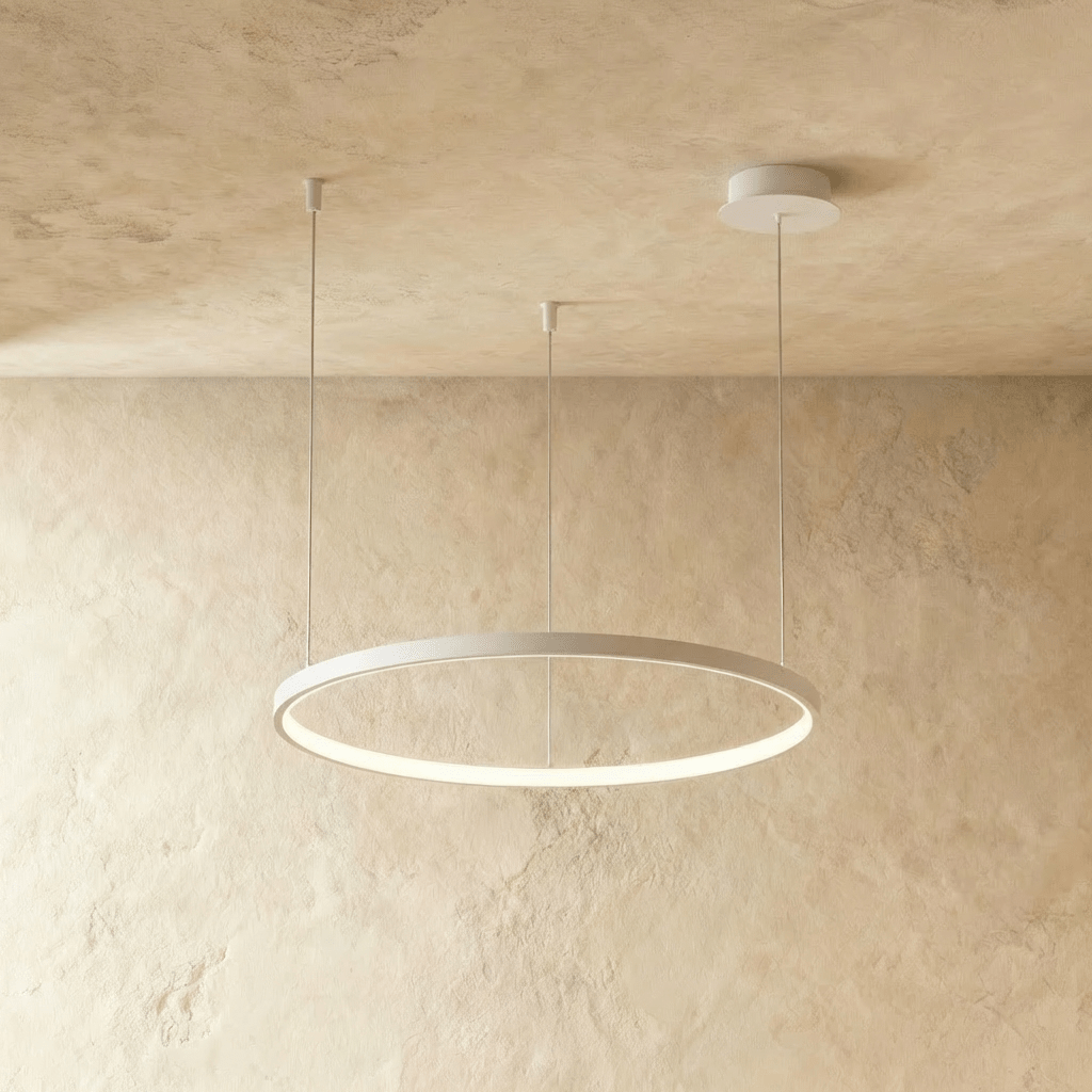 Lustr Aurora Circle s jemným halo osvětlením nad jídelním stolem