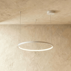 Lustr Aurora Circle s jemným halo osvětlením nad jídelním stolem