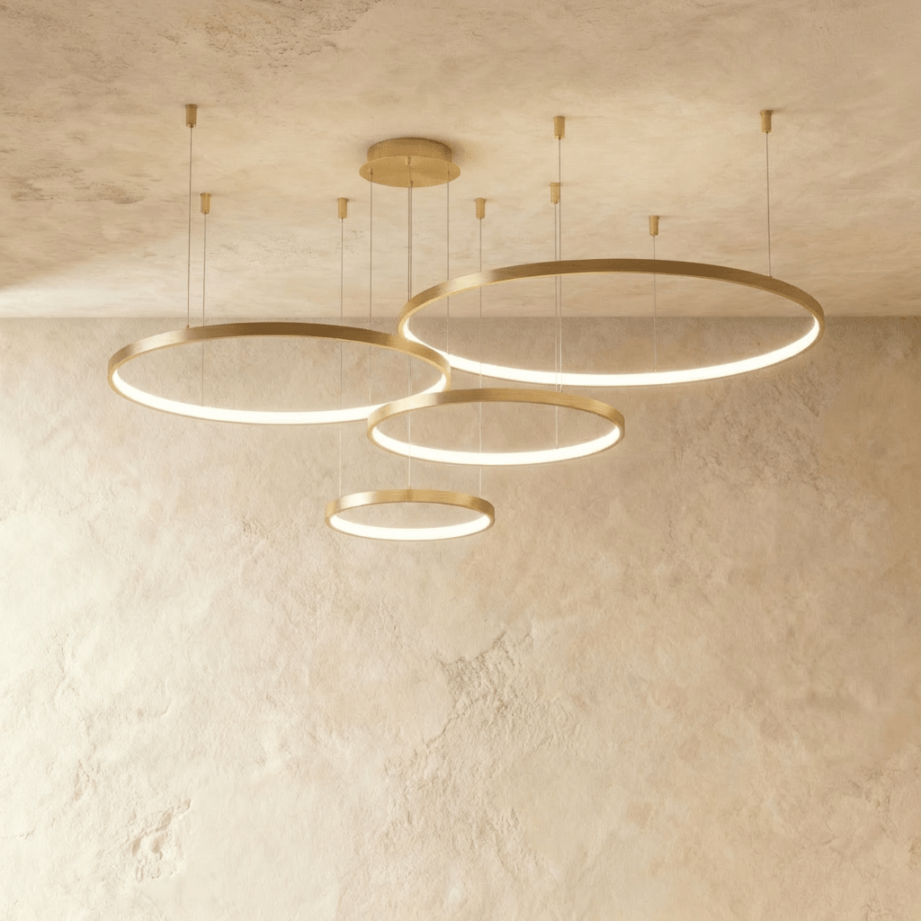 Lustr Aurora Circle s jemným halo osvětlením nad jídelním stolem
