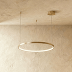Lustr Aurora Circle s jemným halo osvětlením nad jídelním stolem