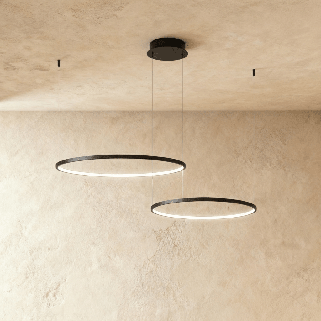 Lustr Aurora Circle s jemným halo osvětlením nad jídelním stolem