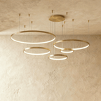 Lustr Aurora Circle s jemným halo osvětlením nad jídelním stolem