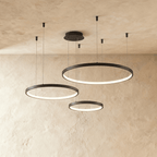 Lustr Aurora Circle s jemným halo osvětlením nad jídelním stolem