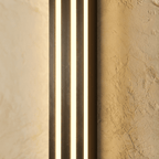 Lampada da parete moderna Noir Aura con metallo nero e paralume in acrilico