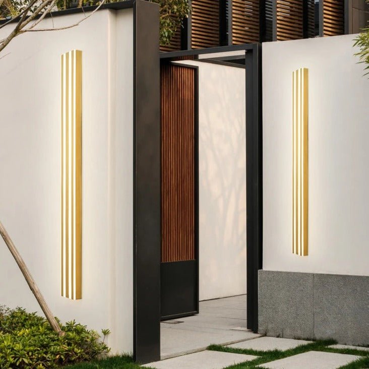 Lampada da parete moderna Noir Aura con metallo nero e paralume in acrilico