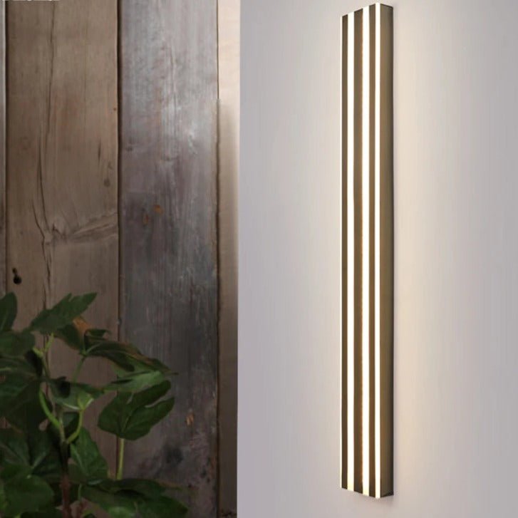 Lampada da parete moderna Noir Aura con metallo nero e paralume in acrilico