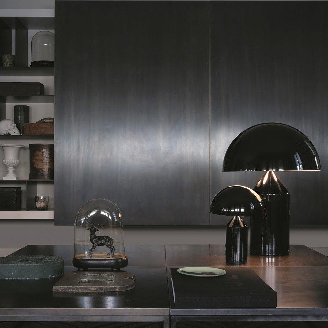 Stolní lampa Atollo Lunaro, sochařský kovový design v italském stylu