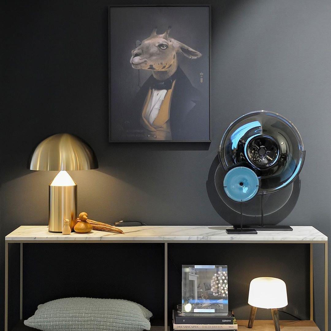 Stolní lampa Atollo Lunaro, sochařský kovový design v italském stylu