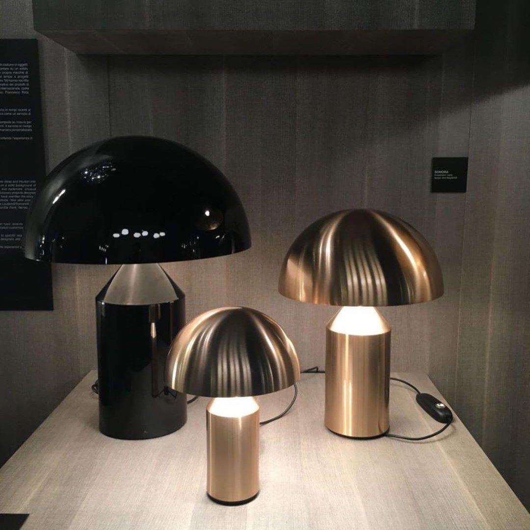 Stolní lampa Atollo Lunaro, sochařský kovový design v italském stylu