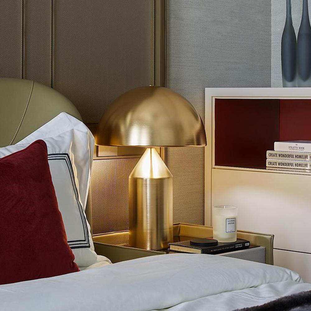 Stolní lampa Atollo Lunaro, sochařský kovový design v italském stylu