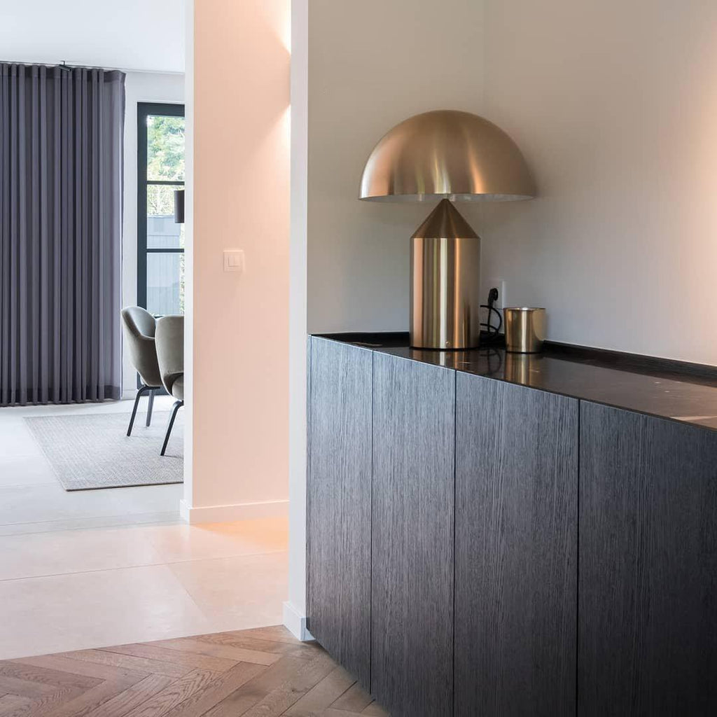Stolní lampa Atollo Lunaro, sochařský kovový design v italském stylu