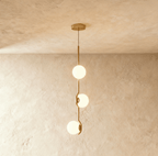 Lustre Trio Globe em Vidro com Haste Fina de Ferro para Interiores Modernos e Aconchegantes