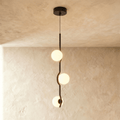 Lustre Trio Globe em Vidro com Haste Fina de Ferro para Interiores Modernos e Aconchegantes