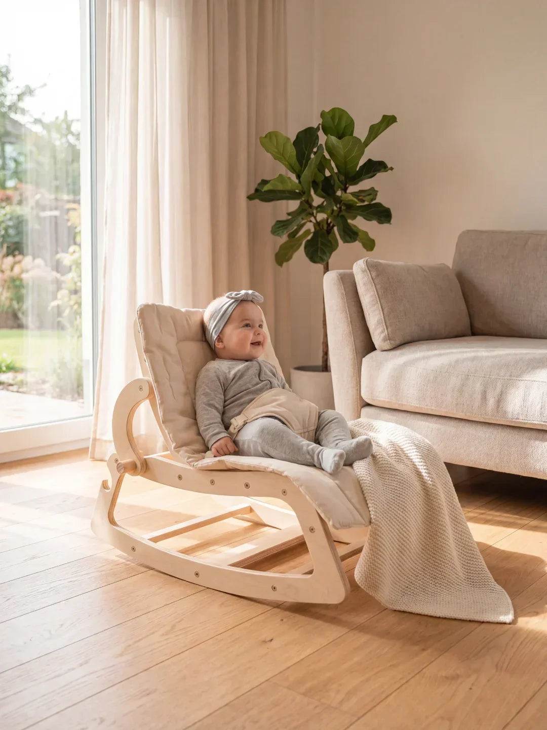 Skandinavisk babyvippestol og småbarnsstol i tre | Fioriscas