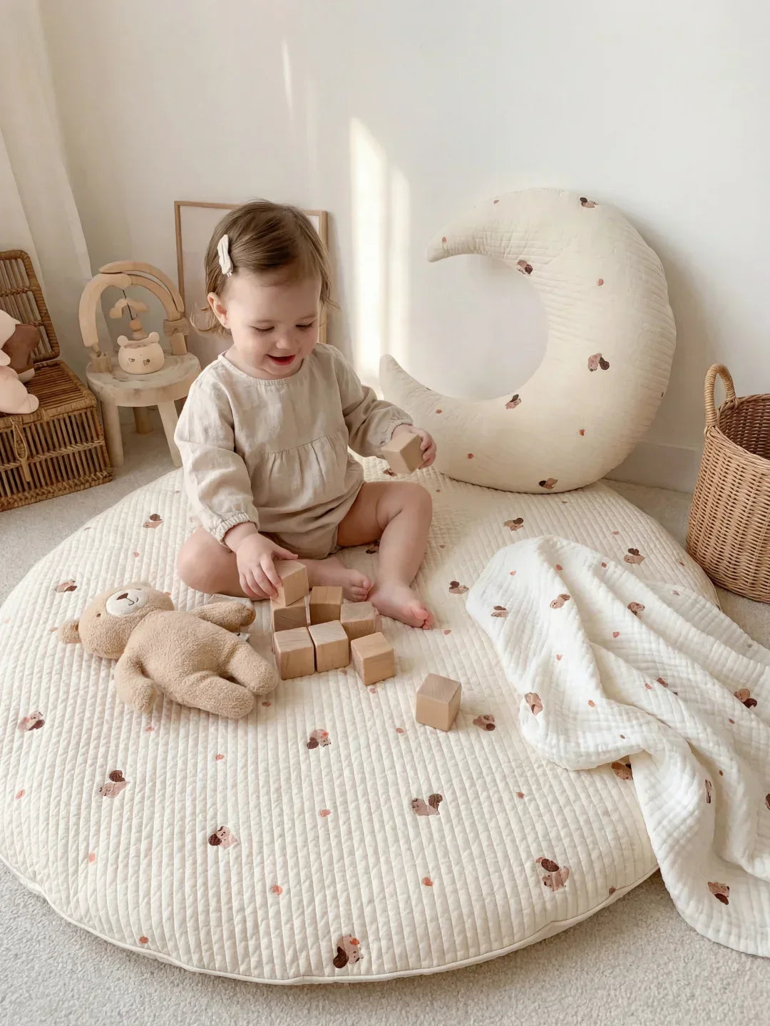 Prošívaná bavlněná hrací podložka pro první dobrodružství miminka na podlaze | Fioriscas