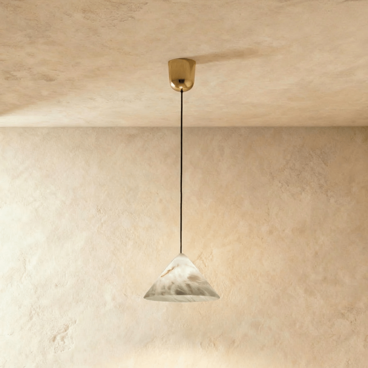 Lampada a sospensione Petal Glow in alabastro ispirata ai fiori di ciliegio
