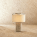 Lampada da tavolo Solstice con base in pietra e paralume in tessuto morbido