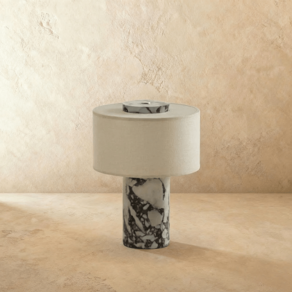 Lampada da tavolo Solstice con base in pietra e paralume in tessuto morbido