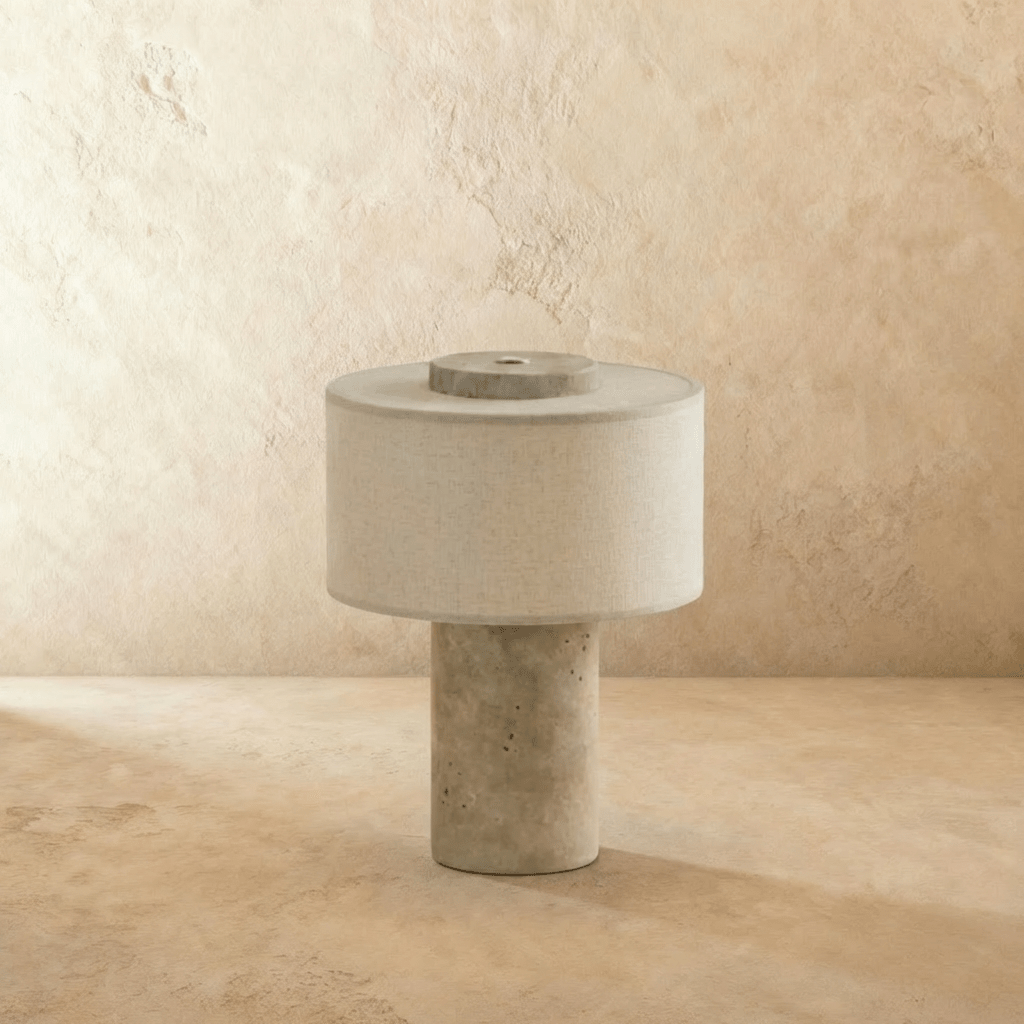 Lampada da tavolo Solstice con base in pietra e paralume in tessuto morbido