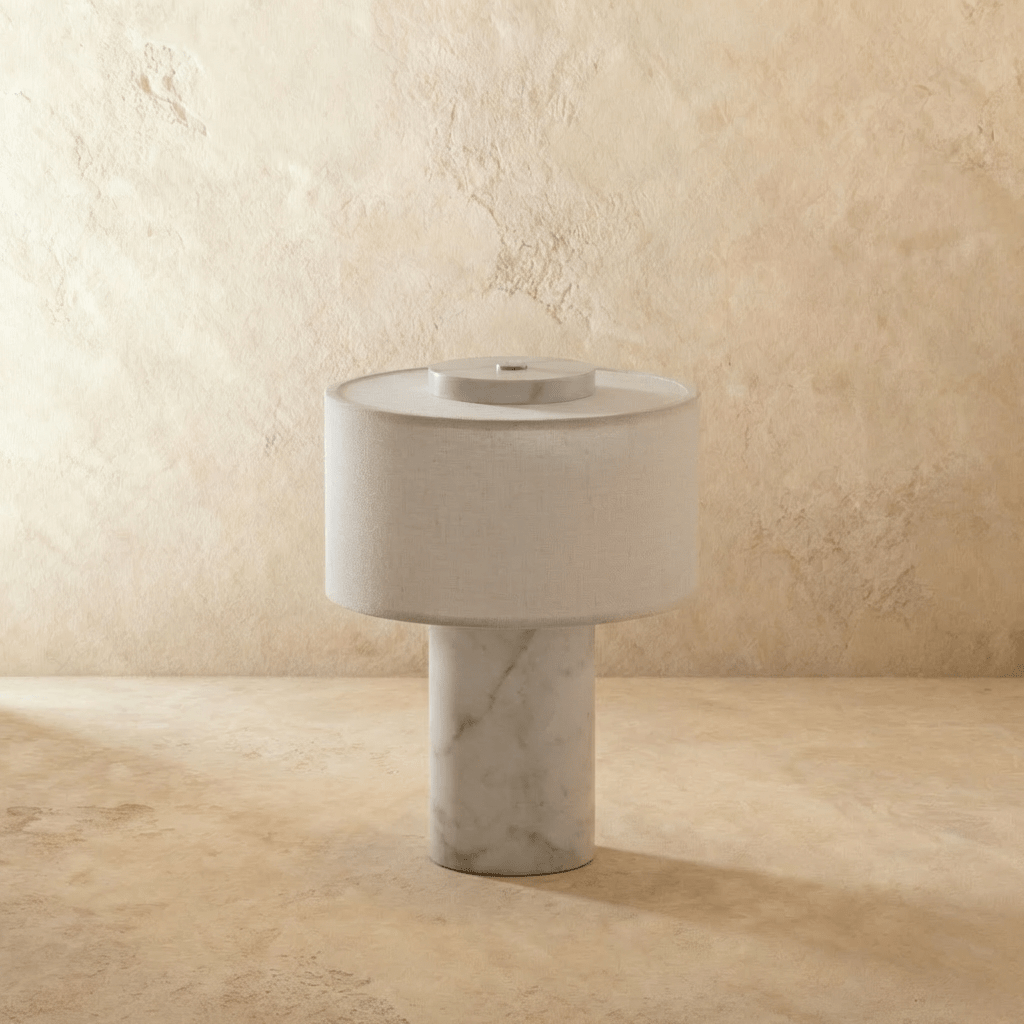 Lampada da tavolo Solstice con base in pietra e paralume in tessuto morbido