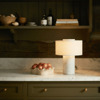 Lampada da tavolo Solstice con base in pietra e paralume in tessuto morbido