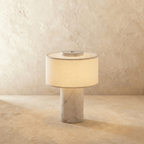 Lampada da tavolo Solstice con base in pietra e paralume in tessuto morbido