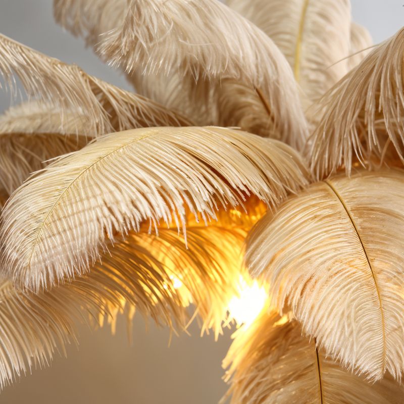 Lampada da terra Feathered Glam con velluto Glow Luxe Interiors