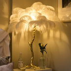 Lampada da terra Feathered Glam con velluto Glow Luxe Interiors