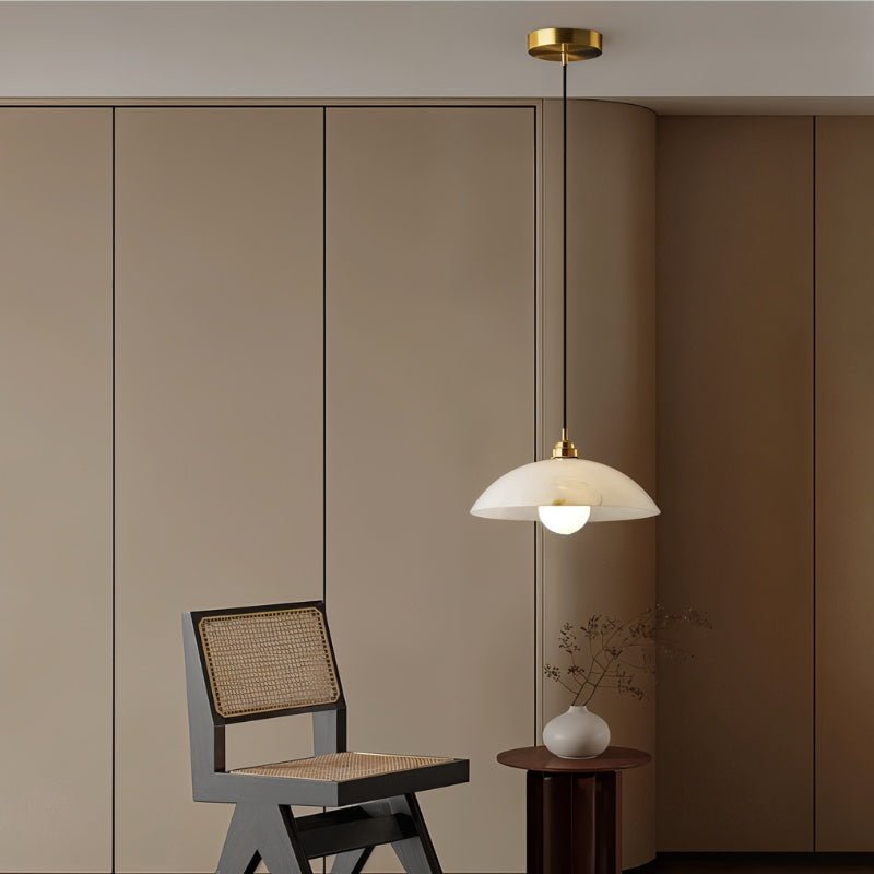Lampa wisząca Aurora Alabaster Dome z ciepłym, ambientowym światłem
