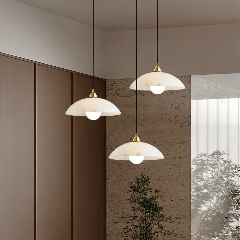 Lampa wisząca Aurora Alabaster Dome z ciepłym, ambientowym światłem