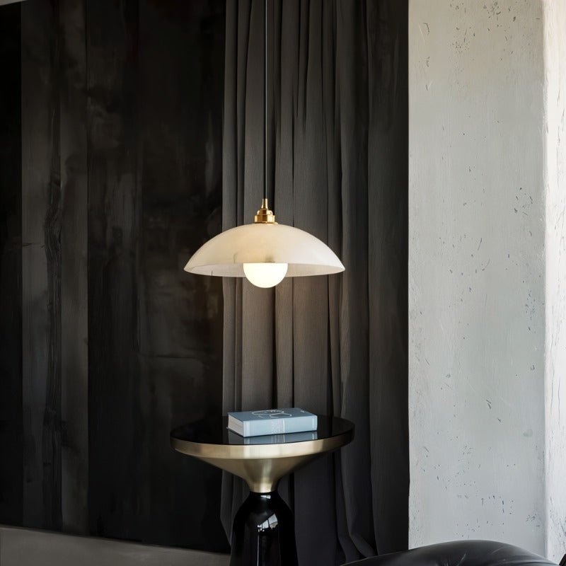 Lampa wisząca Aurora Alabaster Dome z ciepłym, ambientowym światłem
