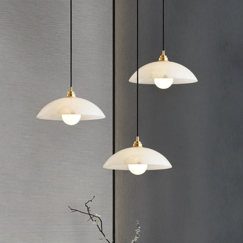 Lampa wisząca Aurora Alabaster Dome z ciepłym, ambientowym światłem