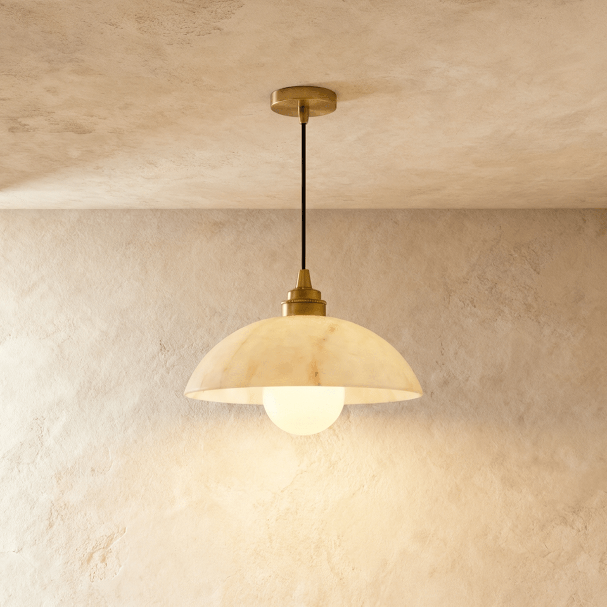 Lampa wisząca Aurora Alabaster Dome z ciepłym, ambientowym światłem