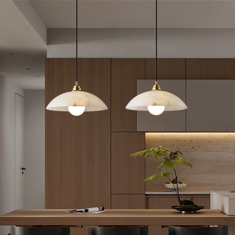 Lampa wisząca Aurora Alabaster Dome z ciepłym, ambientowym światłem