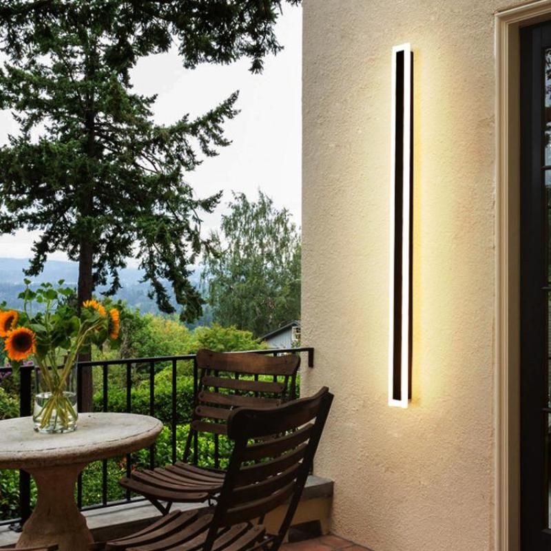 Lineær udendørs væglampe med Frostline-design i akrylpanel