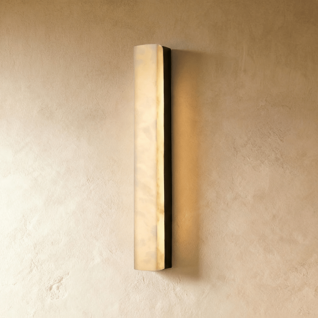 Lampada da Parete Sottile AstraLume in Ottone e Alabastro per Interni Moderni