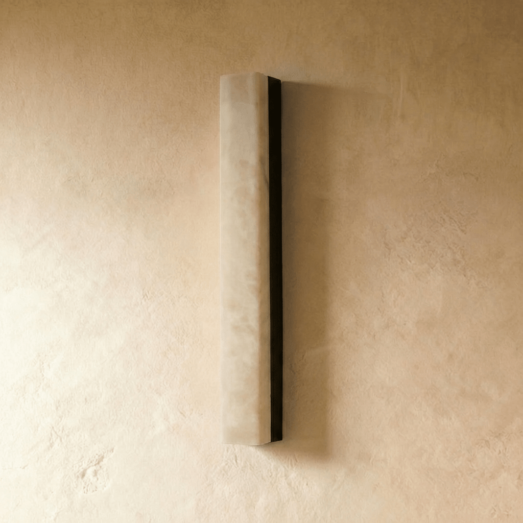 Lampada da Parete Sottile AstraLume in Ottone e Alabastro per Interni Moderni