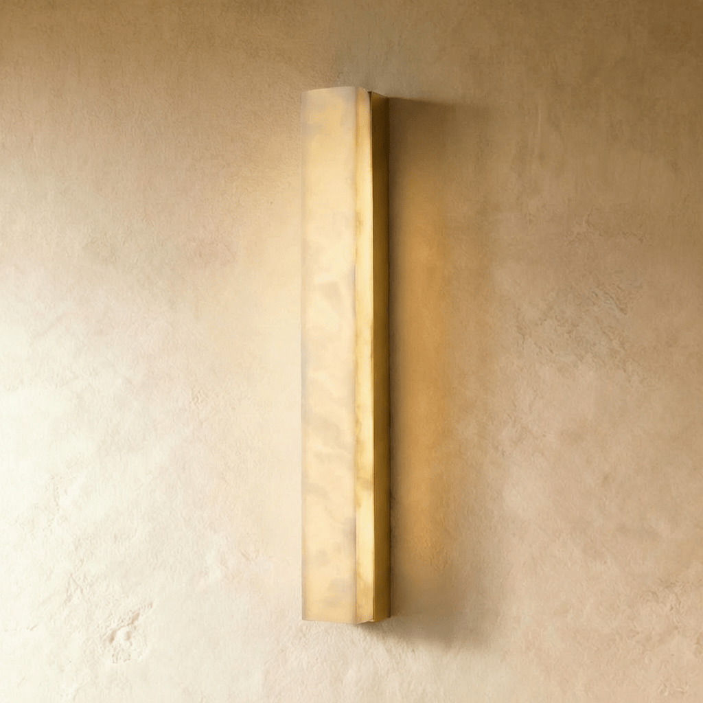 Lampada da Parete Sottile AstraLume in Ottone e Alabastro per Interni Moderni