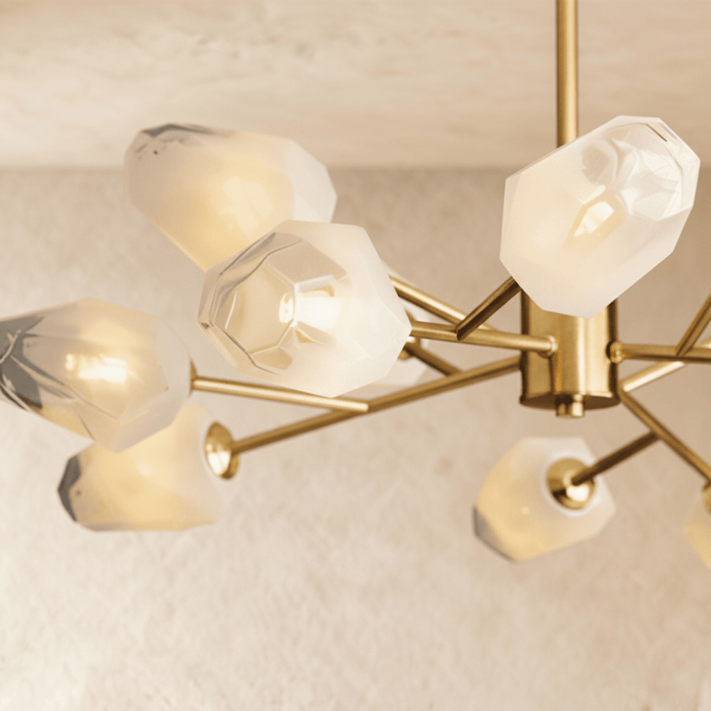 Luxora kopparkrona med frostat geometriskt glas och borstad guldfinish