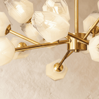 Luxora kopparkrona med frostat geometriskt glas och borstad guldfinish