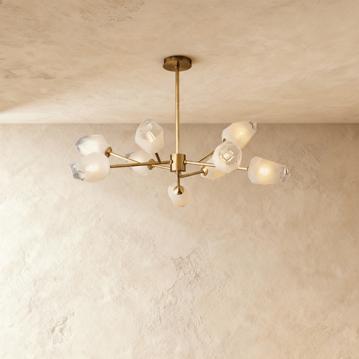 Luxora kopparkrona med frostat geometriskt glas och borstad guldfinish