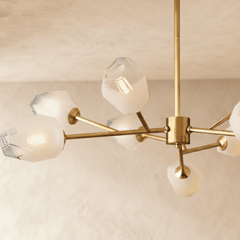 Luxora kopparkrona med frostat geometriskt glas och borstad guldfinish