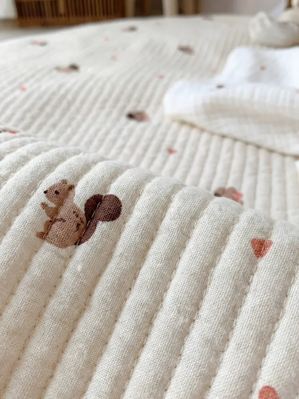 Prošívaná bavlněná hrací podložka pro první dobrodružství miminka na podlaze | Fioriscas