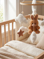 Pinnasängyn mobile-setti puisella tukivarrella vauvanhuoneeseen