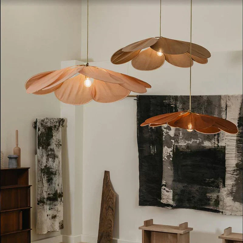 Lampada a sospensione Vellora con motivo a petali e paralume in tessuto, tre dimensioni