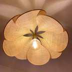 Lampada a sospensione Vellora con motivo a petali e paralume in tessuto, tre dimensioni